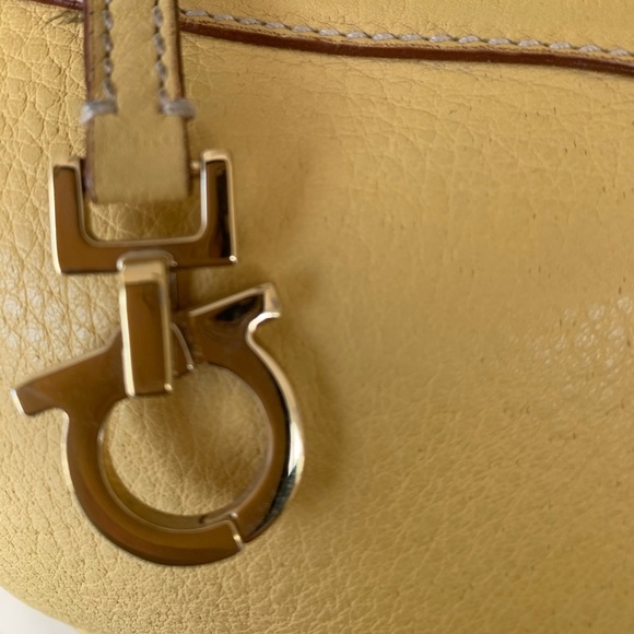Salvatore Ferragamo yellow speedy bag. - Picture 3 of 6